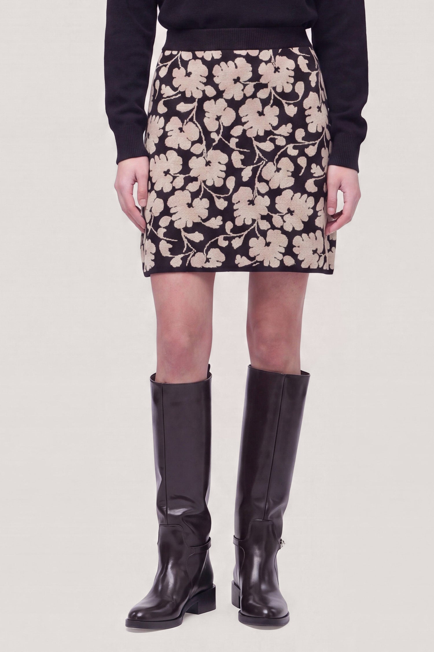Andrè Maurice short knitted skirt in floral jacquard, Nero Duna — full look