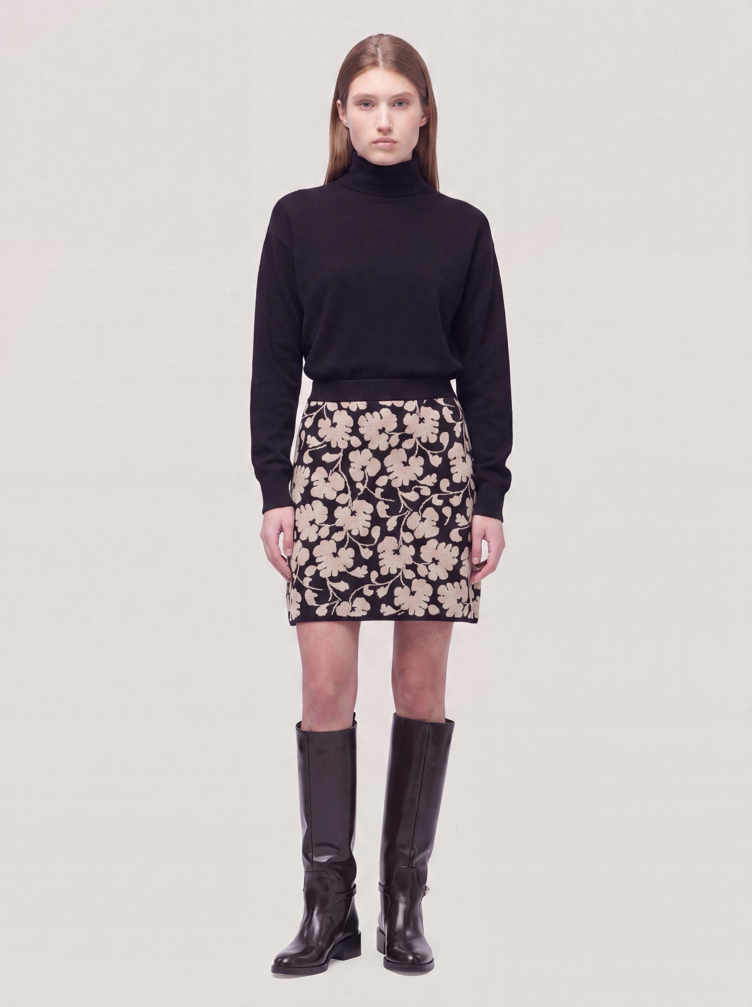 Andrè Maurice short knitted skirt in floral jacquard, Nero Duna — full look