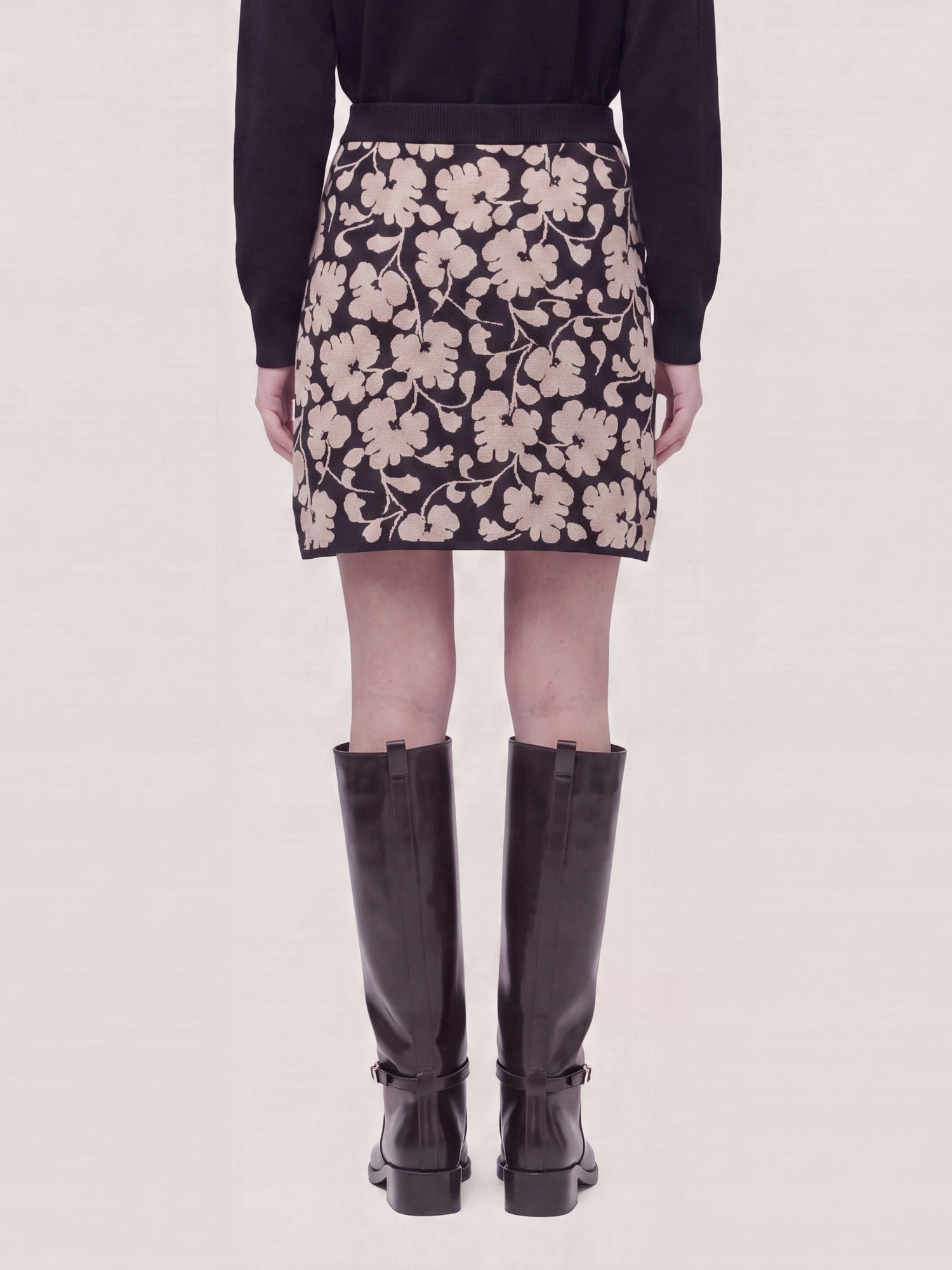 Andrè Maurice short knitted skirt in floral jacquard, Nero Duna — back