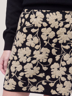 Andrè Maurice short knitted skirt in floral jacquard, Nero Duna — detail