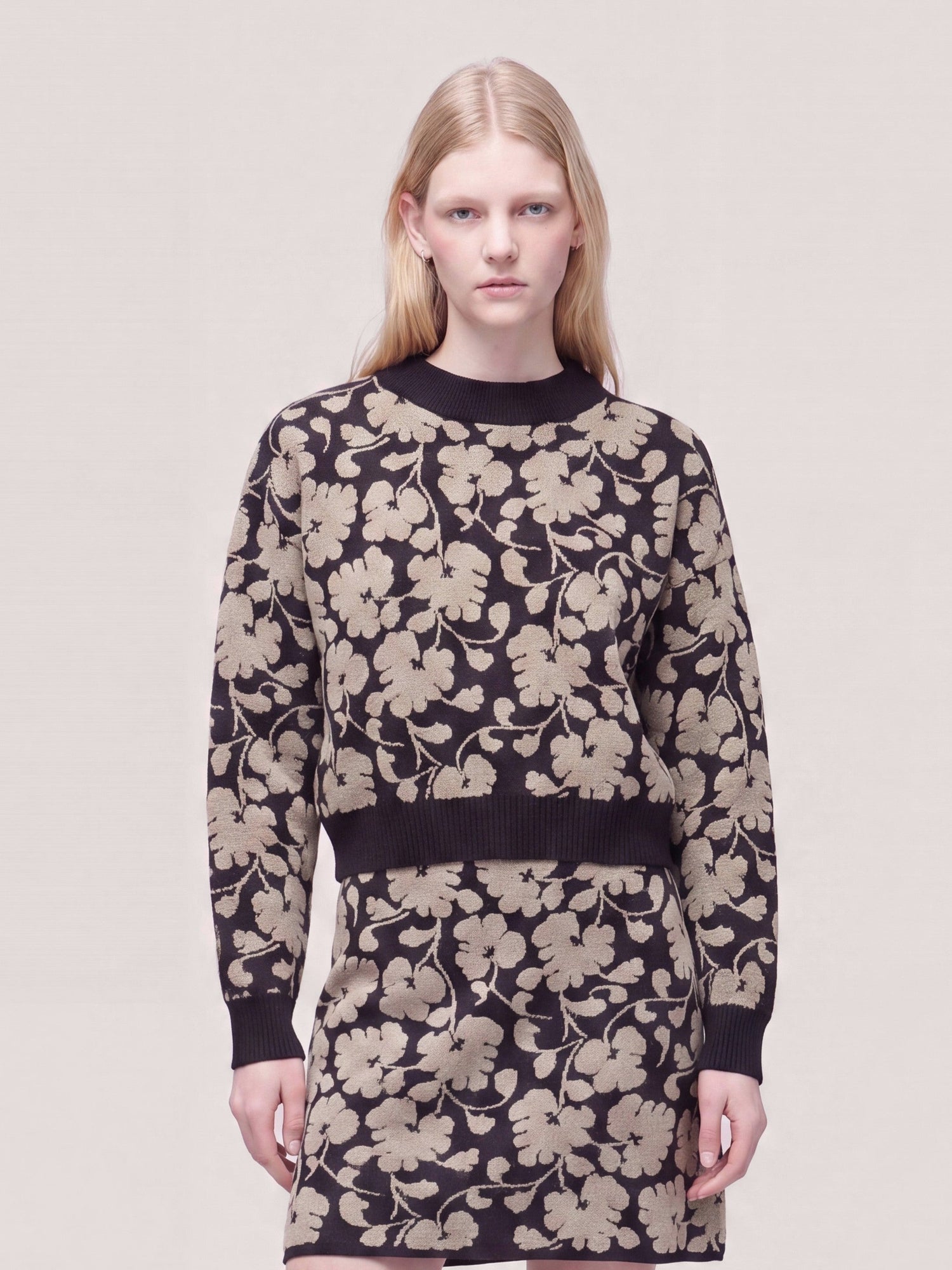 Andrè Maurice crew-neck sweater in floral jacquard, Nero Duna — three-quarter