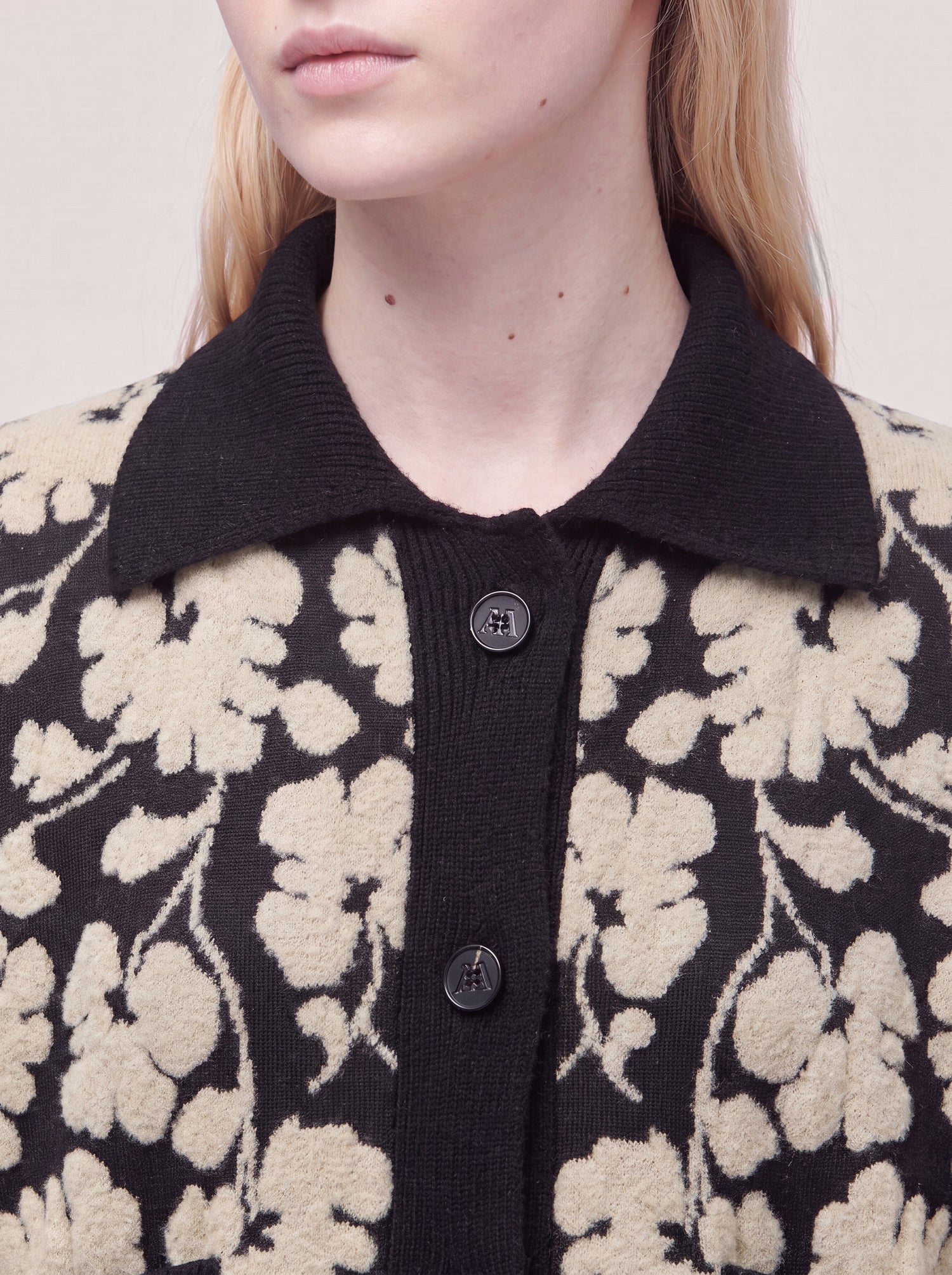 Andrè Maurice crew-neck sweater in floral jacquard, Nero Duna — detail