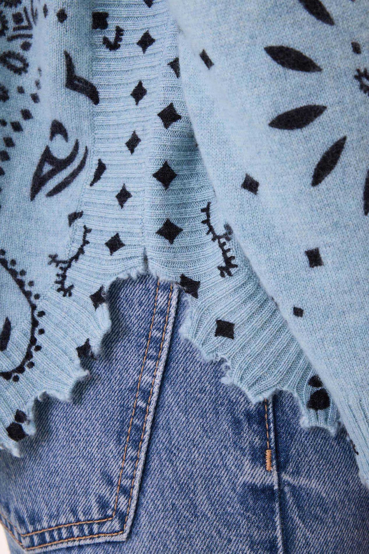 Kujten Mela Bandana cashmere sweater, blue colorway - hem and print detail
