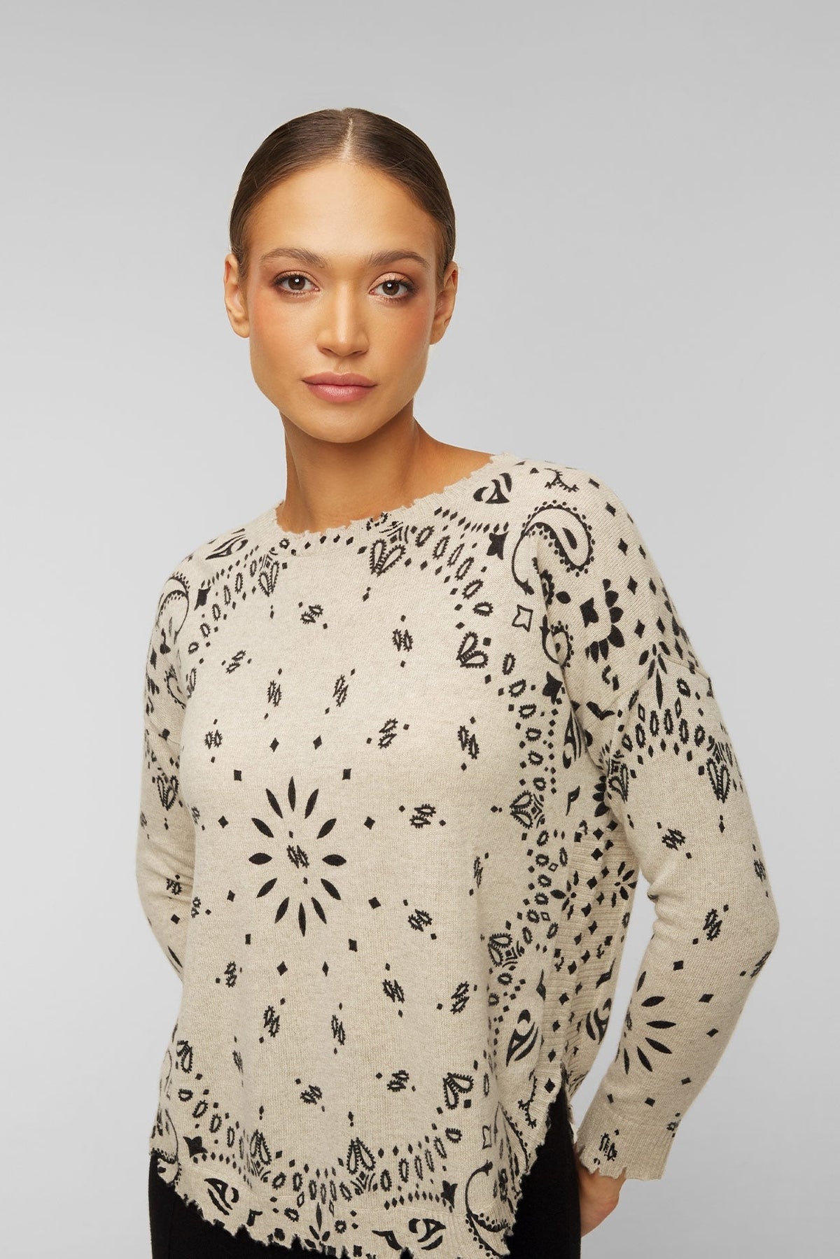 Kujten Mela Bandana cashmere sweater in Avoine - front on model