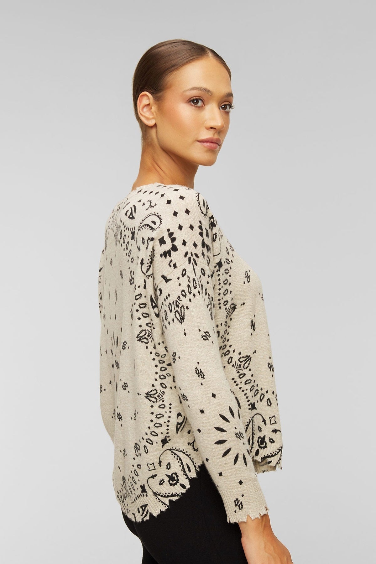 Kujten Mela Bandana cashmere sweater in Avoine - side on model