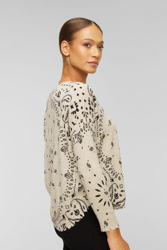 Kujten Mela Bandana cashmere sweater in Avoine - side on model